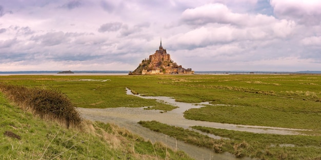 Mont Saint Michel al atardecer Normandía Francia