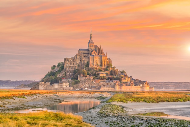 Mont Saint-Michel bei Sonnenuntergang in der Normandie, Nordfrankreich