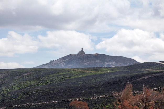 Mont SaintMichel de Brasparts umgeben von Rauch