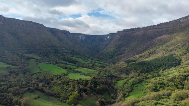 MONTAÑA DEL NORTE EN LO ALTO CON BOSQUE VERDE Y ALDEA DE NIEBLA