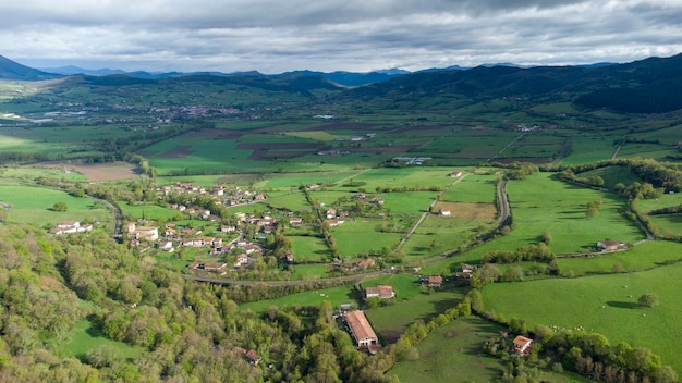 MONTAÑA DEL NORTE EN LO ALTO CON BOSQUE VERDE Y ALDEA DE NIEBLA