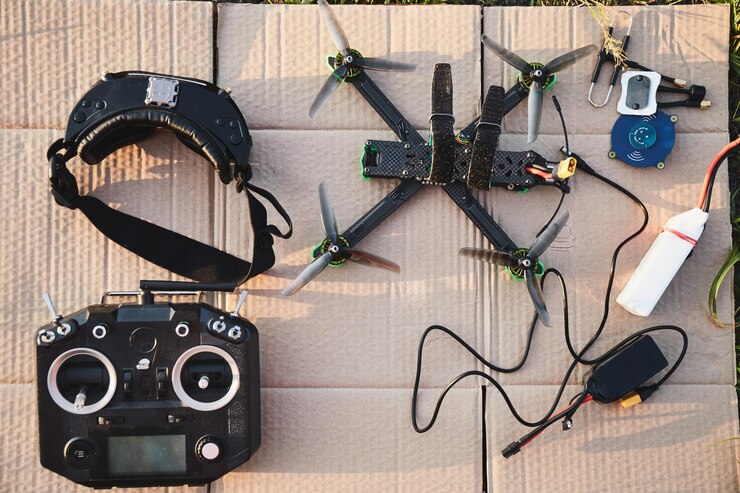 Foto montación de un dron de carreras con piezas y controladores personalizados al atardecer en un espacio de trabajo urbano