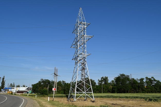 Montación e instalación de un nuevo soporte de una línea eléctrica