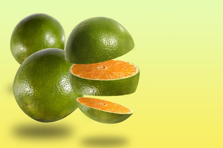 Foto montagem com três frutas laranjas, uma cortada e duas inteiras, com fundo amarelo.