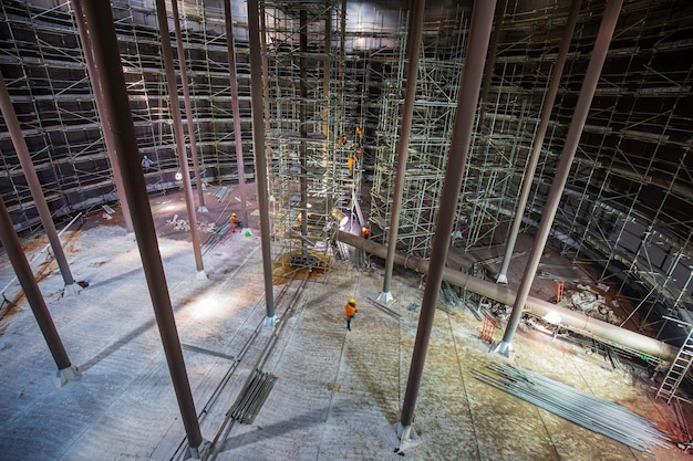 Montagem masculina do trabalhador em andamento trabalho de andaimes de espaço confinado de óleo de tanque de armazenamento em alta