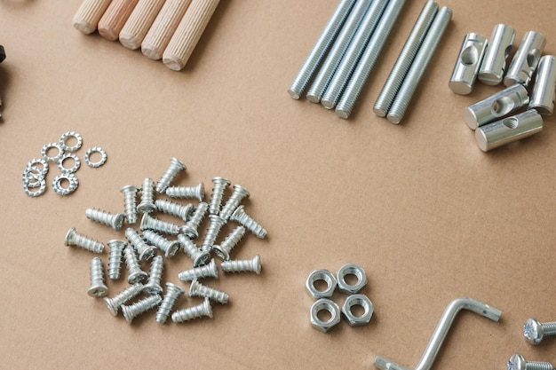 Montagemöbel-Werkzeugsatz mit Schraubenschlüssel und Schraube auf Papppapierstruktur