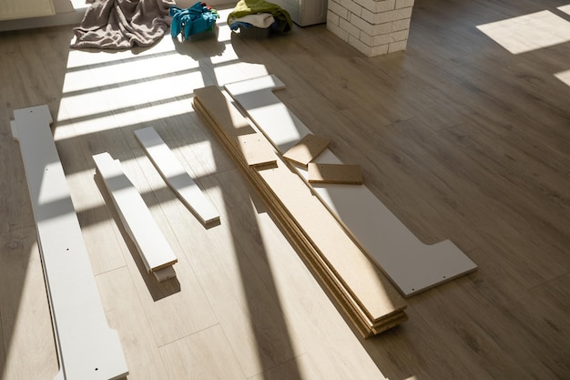 montaje de una cama doble de madera y láminas