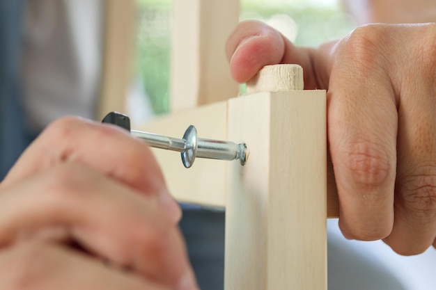 Montaje de muebles de madera en casa mediante tornillo allen