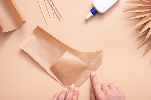 Montaje de un papel en blanco con un acordeón Trabajo manual creativo para crear hojas tropicales Clase magistral