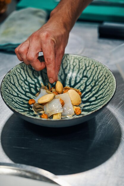 Montaje de un plato de alcachofas y bacalao