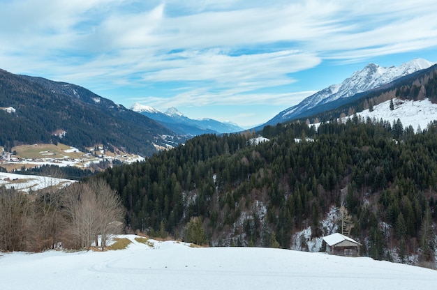 Montaña en las afueras de la aldea de Obergail en Lesachtal, en la frontera entre Carintia y Tirol Oriental, Austria.