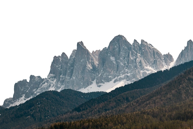 Foto montaña aislada sobre fondo blanco dolomitas en los alpes clip path aislado telón de fondo impresionante de los alpes dolomitas en italia europa