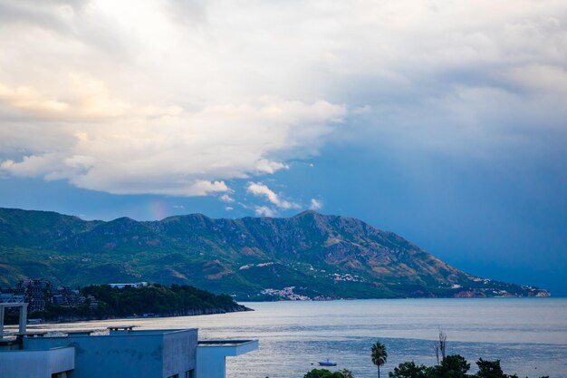 Montaña al amanecer luces en budva montenegro