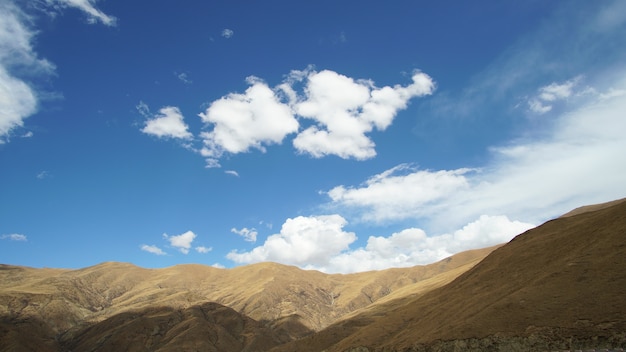 Montaña con algunas nubes en el cielo azul claro