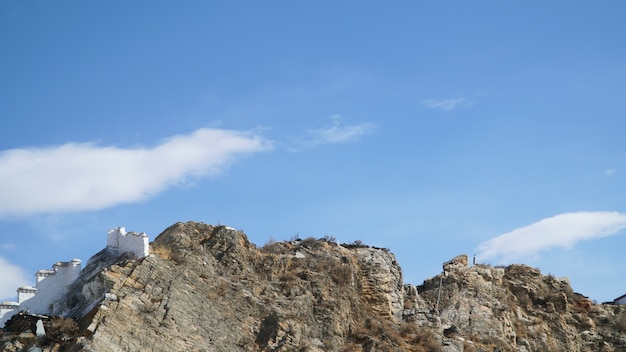 Montaña con algunas nubes en el cielo azul claro