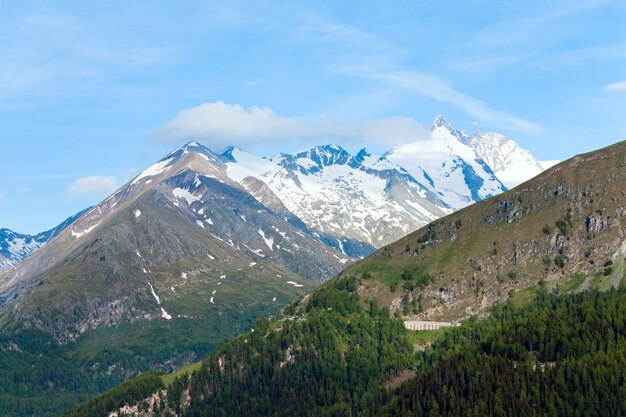 Montaña de los Alpes de verano tranquilo, vista desde Grossglockner High Alpine Road