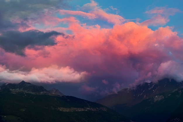 Montaña alpina al atardecer