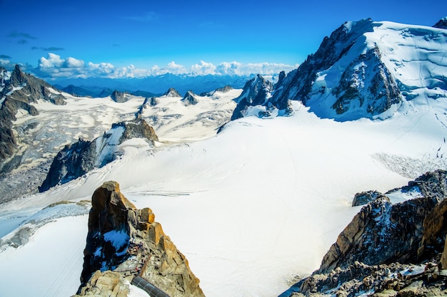 Montaña alpina cubierta de nieve