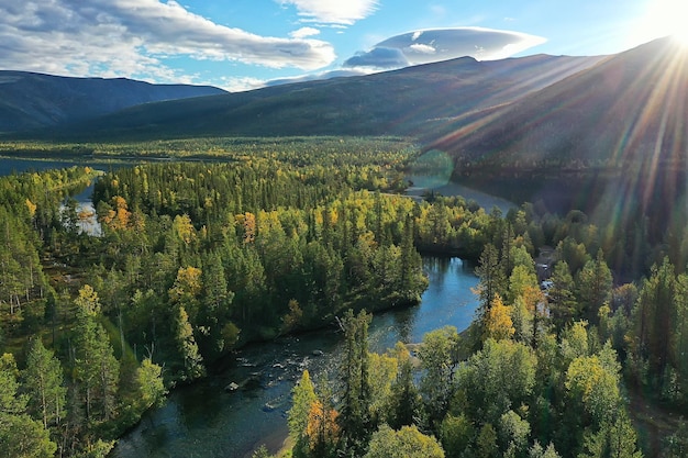 montaña altai río vista superior drone, paisaje altai turismo vista superior