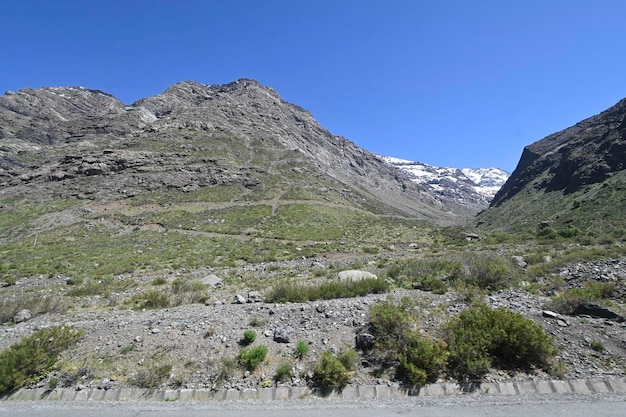 montaña de los Andes en verano con poca nieve
