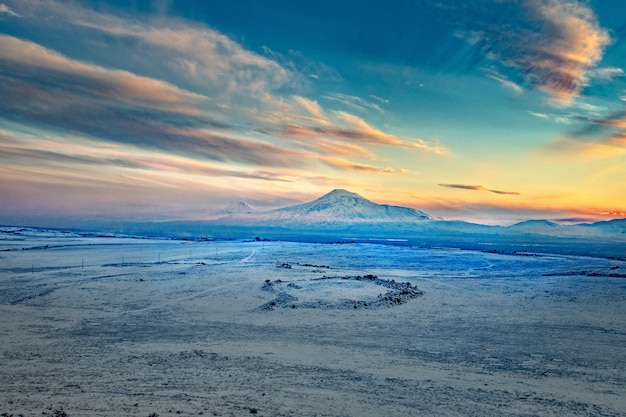 Montaña Ararat con paisaje nevado al atardecer