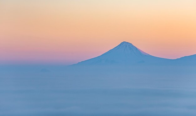 Montaña Ararat con paisaje nevado.