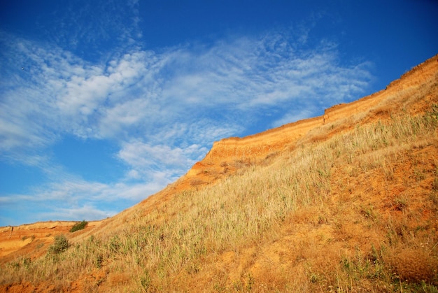 Montaña de arcilla sobre un fondo de cielo azul