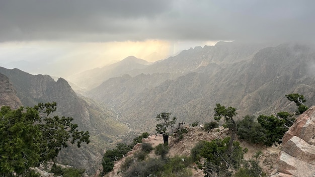 una montaña con un arco iris en el cielo por encima de ella