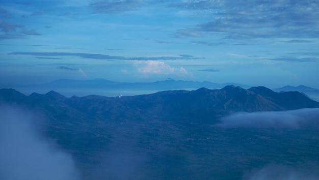 montaña azul en la mañana