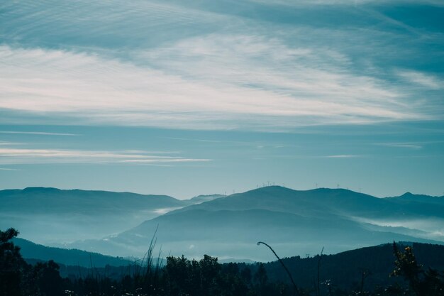 una montaña azul