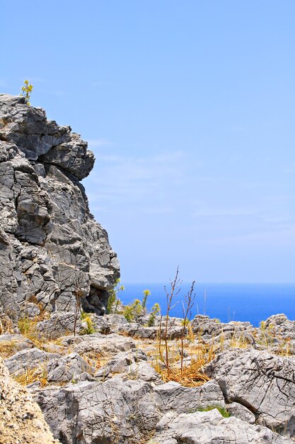 Foto montaña en la bahía de lindos, isla de rodas, grecia