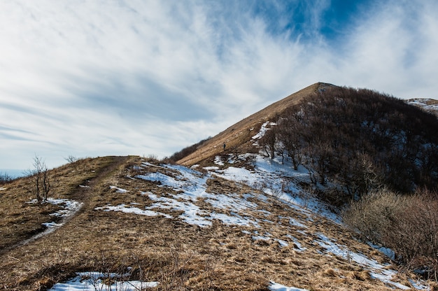 Foto montaña beshtau en primavera en pyatigorsk, rusia.