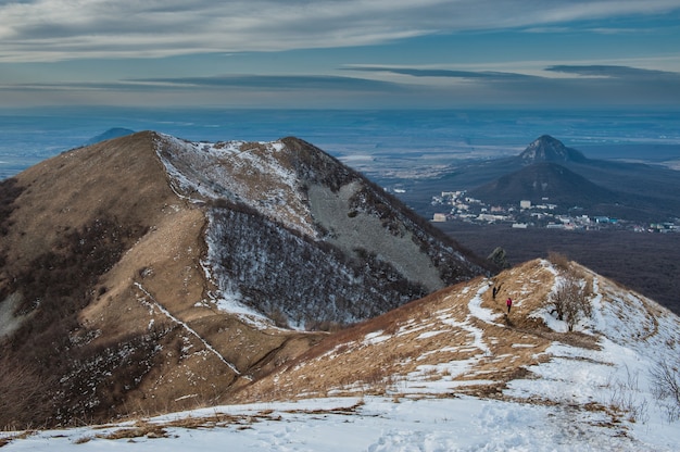 Montaña Beshtau en primavera en Pyatigorsk, Rusia.