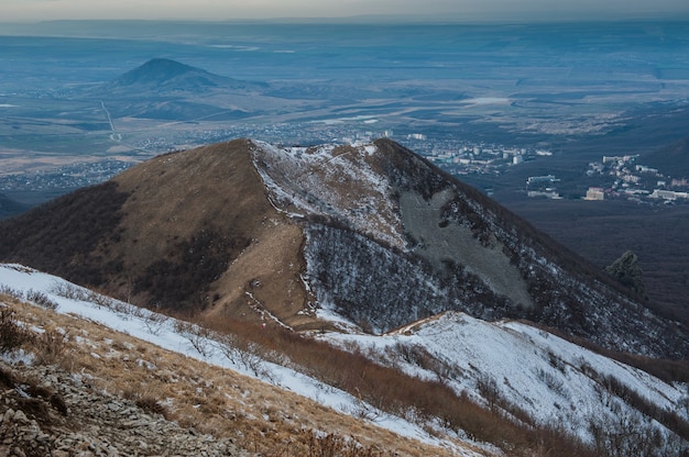 Montaña Beshtau en primavera en Pyatigorsk, Rusia.