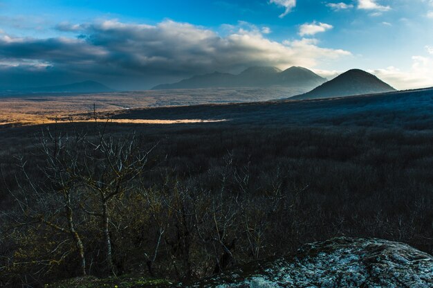 Foto montaña beshtau en primavera en pyatigorsk, rusia.