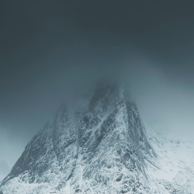 Montaña brumosa en Lofoten, Noruega