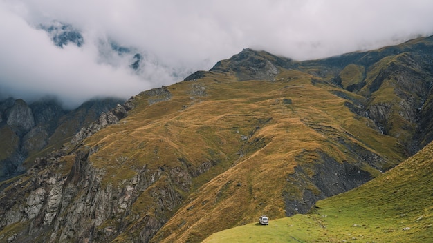 Montaña brumosa