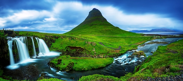 Montaña y cascada de Kirkjufell