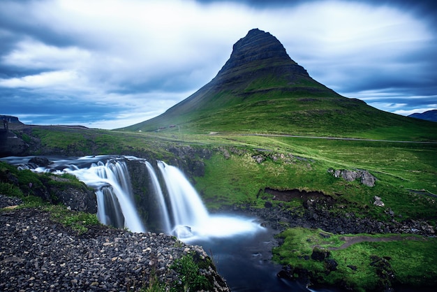 La montaña y las cascadas de Kirkjufell en Islandia viajan de fondo natural