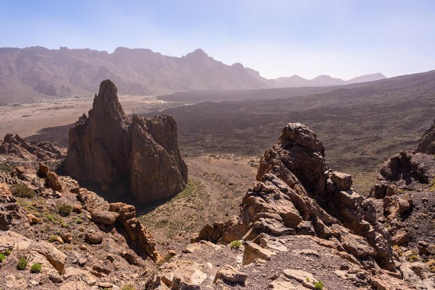 La montaña de la Catedral entre los Roques de Gracia y el Roque Cinchado en el espacio natural del Teide en Tenerife Islas Canarias