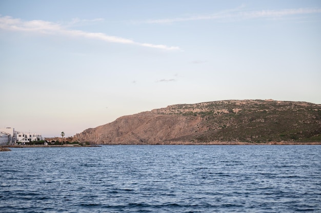 Montaña cerca de la ciudad junto al mar