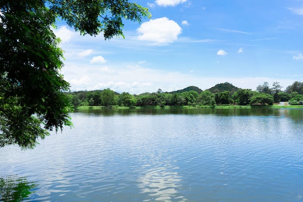 Montaña con cielo azul y lago.