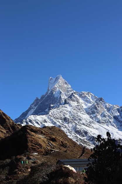 una montaña con un cielo azul y una montaña en el fondo