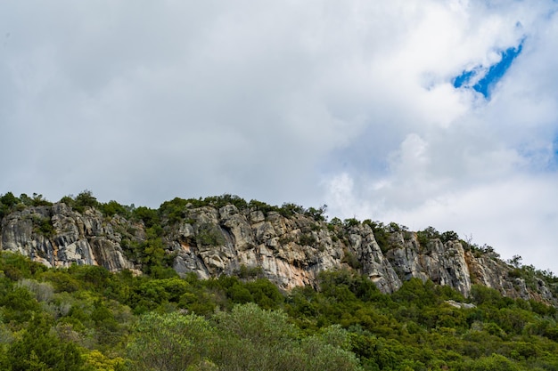 Una montaña con un cielo azul y nubes.