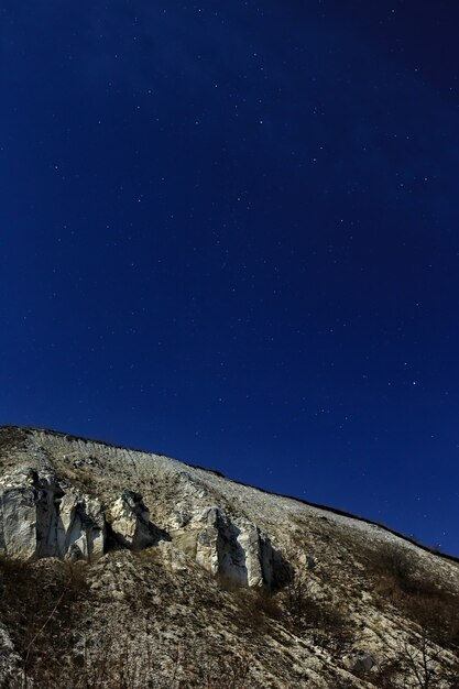 La montaña del Cretácico sobre un fondo de cielo estrellado.