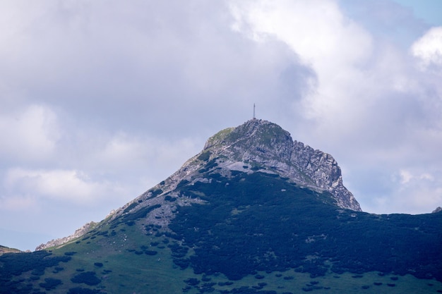 Una montaña con una cruz en la cima