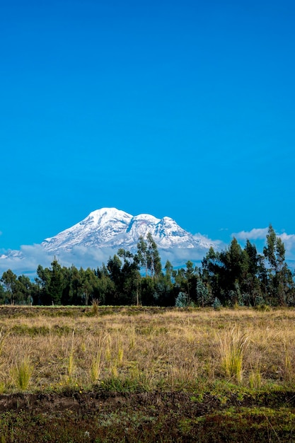 Una montaña cubierta de nieve con un cielo azul