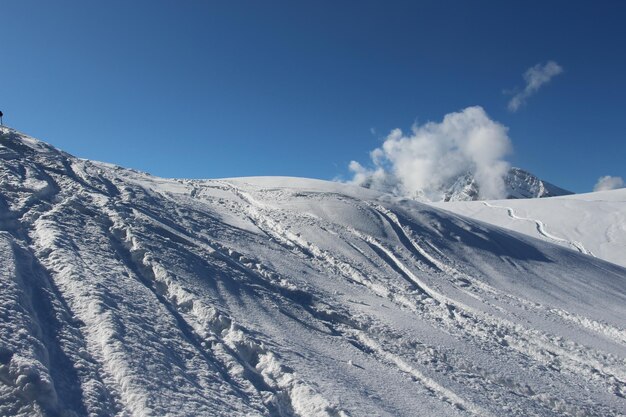 Montaña cubierta de nieve contra el cielo azul