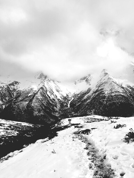 Foto montaña cubierta de nieve contra el cielo