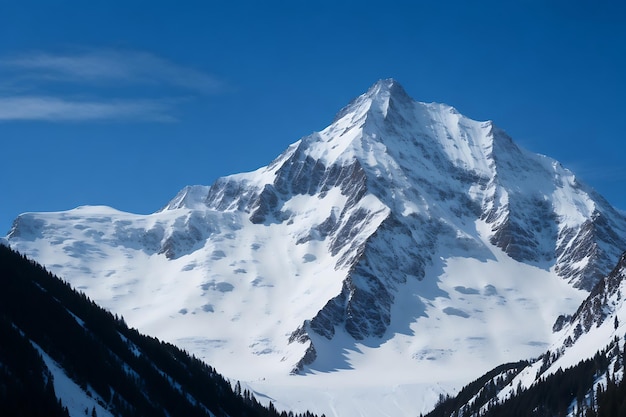 montaña cubierta de nieve durante el día